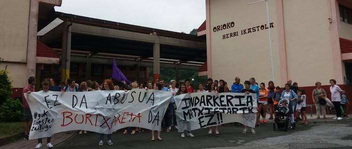 Elkarretaratzea egin dute Orion, "La Manada" auziaren epaia salatzeko