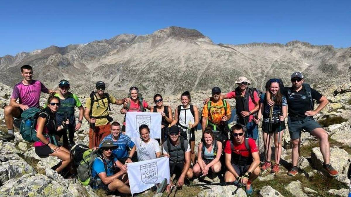 Pirinioetan igaro dute asteburua dozenatik gora mendizalek