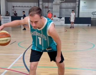 Bergara saskibaloiko jokalariak abilezia jokoan