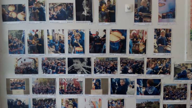 Haur danborradako argazki erakusketa Alondegiko sarreran