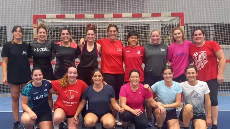 Eskubaloian trebatzeko elkartzen hasi dira