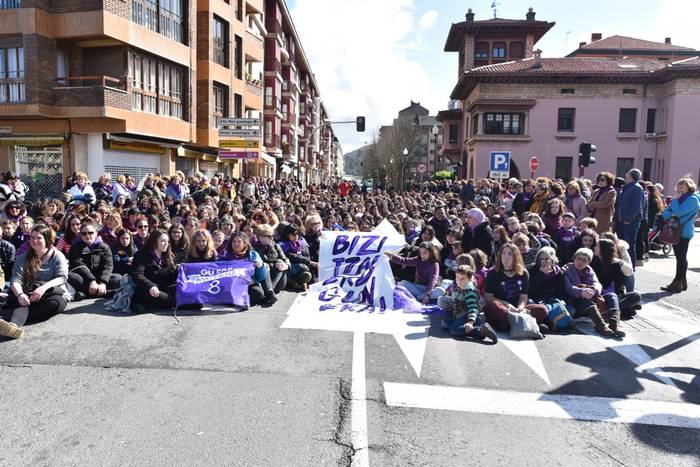 Zumaiako erdigunea itxi du greba feministak