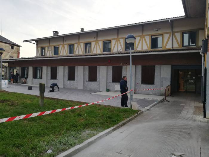 Orioko Udalak osasun-zentroko atea berritu eta Eguneko zentroko kanpoko eremua zabaldu du