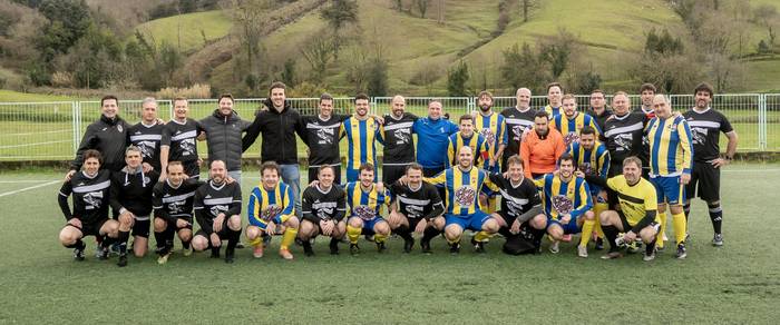 Old Blacks Zarautz beteranoen futbol taldeak Ribadeoko txapelketa jokatuko du