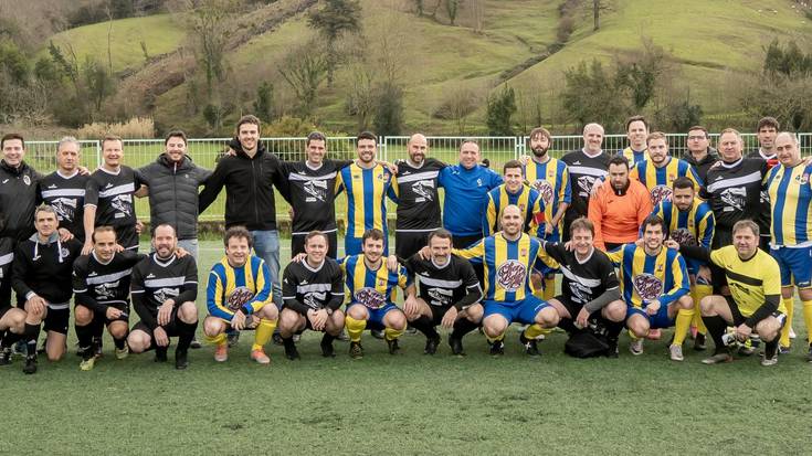 Old Blacks Zarautz beteranoen futbol taldeak Ribadeoko txapelketa jokatuko du