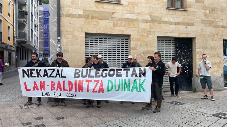 Aldundiaren nekazal bulegoko langileek "zerbitzu publikoa indartzearen alde" protesta egin dute