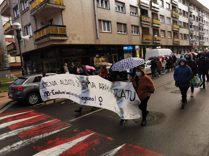 Bi mobilizazio jendetsurekin agurtu dute Martxoaren 8a Azpeitian