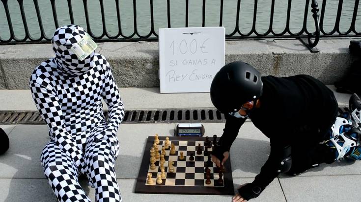 Haurrekin eta helduekin xake partidak jokatuko ditu Rey Enigmak bihar Zumaian