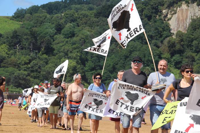Elkarretaratze ibiltaria egin dute eguerdian Zarauzko hondartzan, Etxerat-ek antolatuta