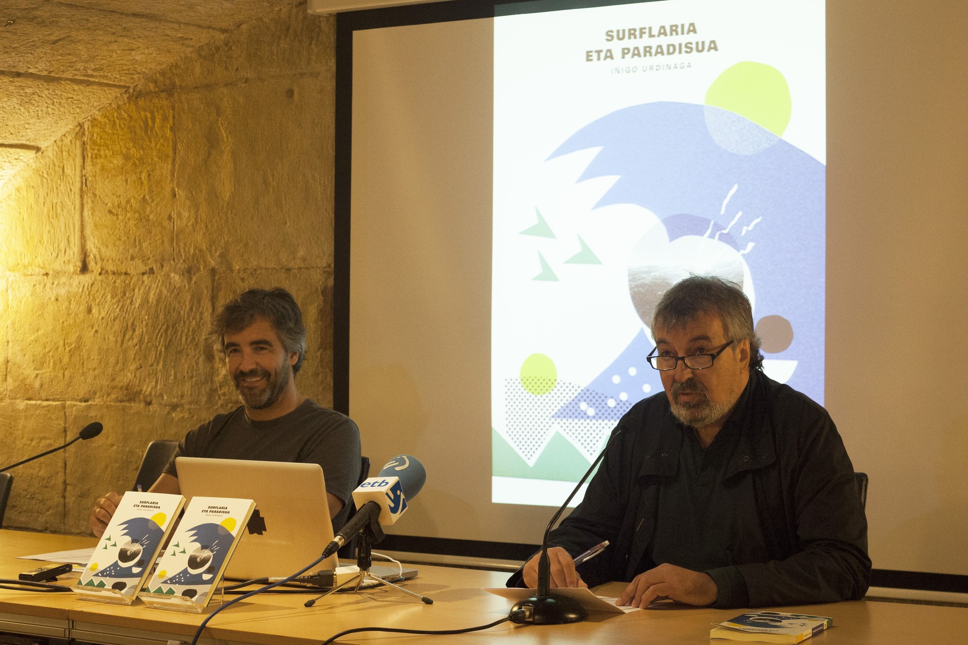 "Surflaria eta Paradisua" liburua argitaratu du Iñigo Urdinagak