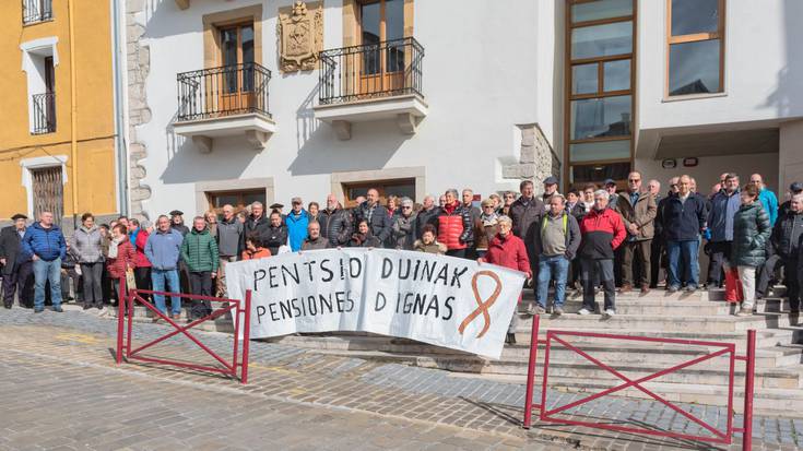 Pentsiodunak udaletxe aurrean elkarretaratu dira gaur ere