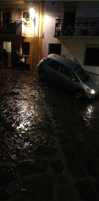 Auto bat zintzilik geratu da Mari kaleko eskaileratan