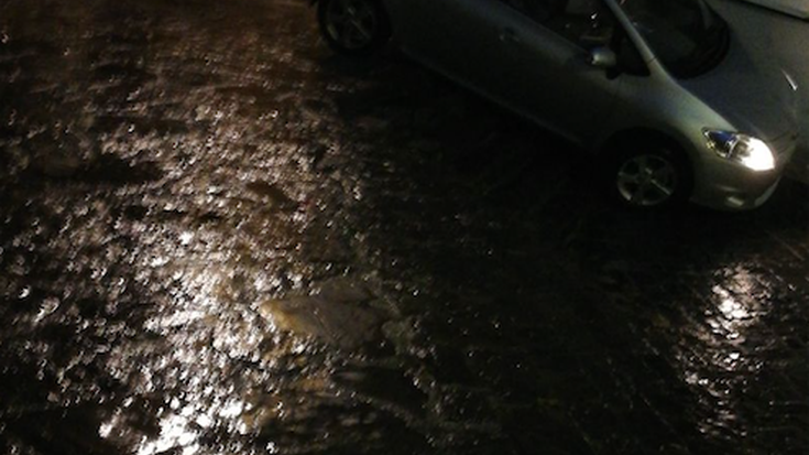 Auto bat zintzilik geratu da Mari kaleko eskaileratan