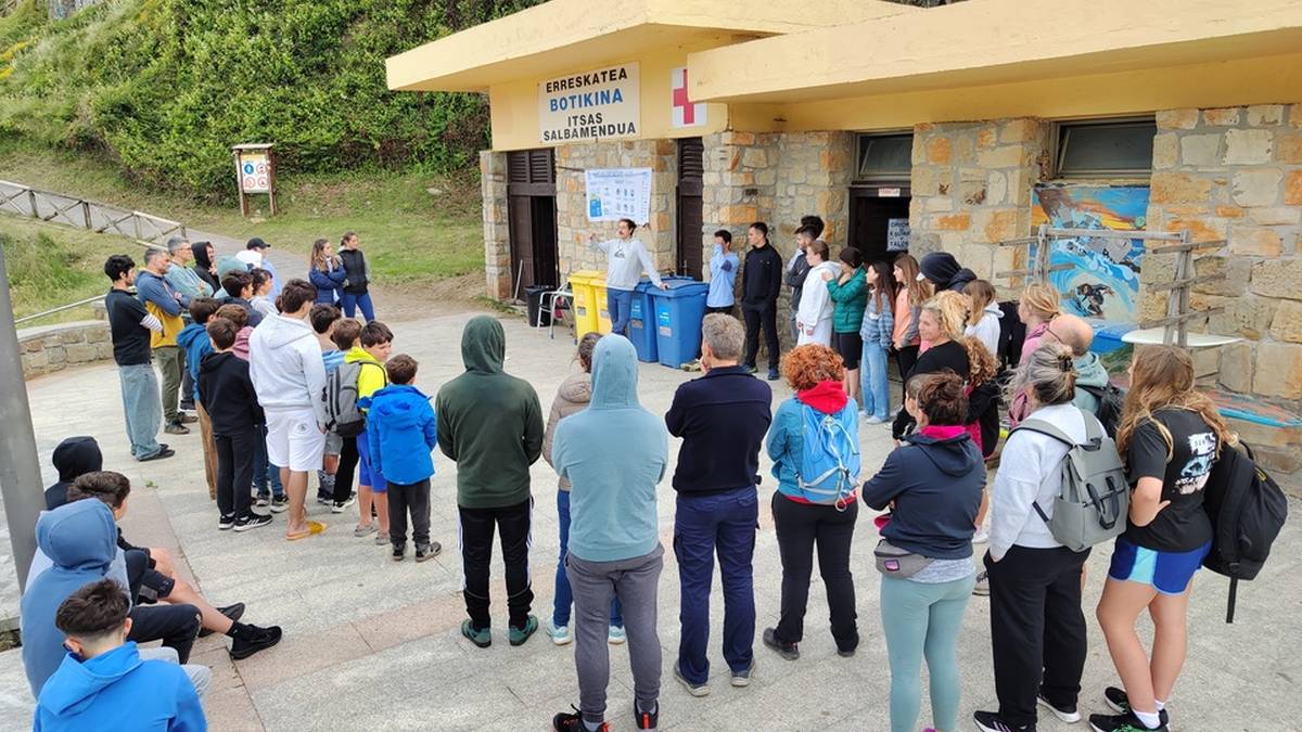 70 lagun inguru ibili dira hondartza garbiketan