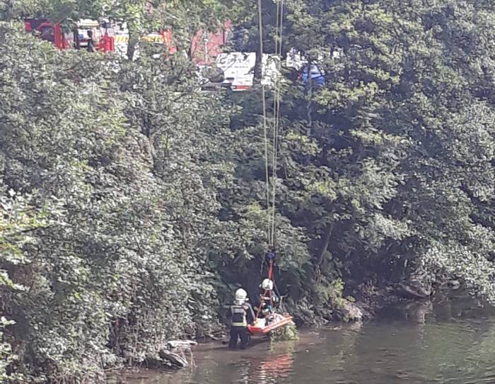 Gizon bat erori da Urola ibaira Azpeitian, eta suhiltzaileek erreskatatu dute
