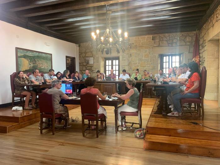 Apirileko mozioari muzin egin eta apartamentu turistikoak eraikitzeko lizentziak ematea egotzi dio EH Bilduk udal gobernuari