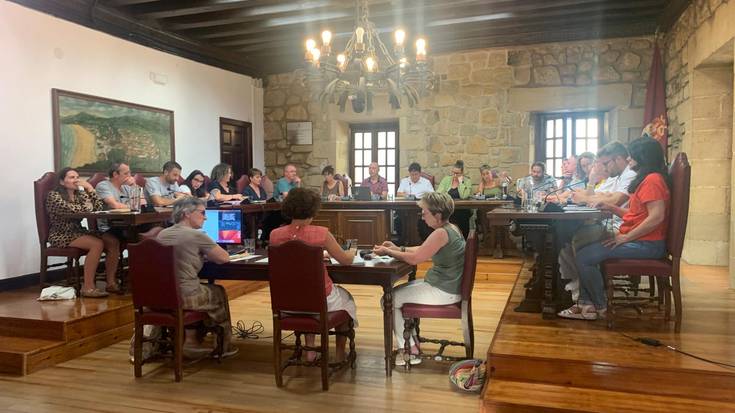 Apirileko mozioari muzin egin eta apartamentu turistikoak eraikitzeko lizentziak ematea egotzi dio EH Bilduk udal gobernuari