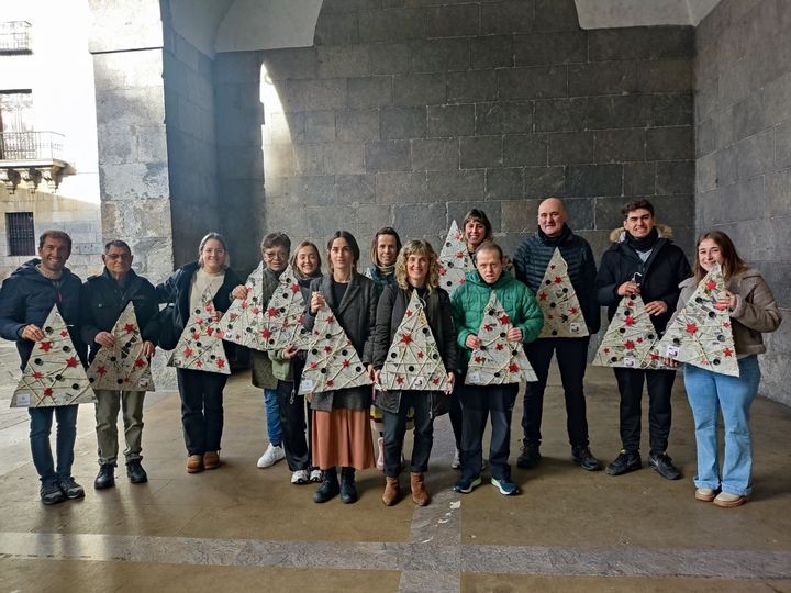 Goienetxeko kideek egindako apaingarriak, erakusleihoetara