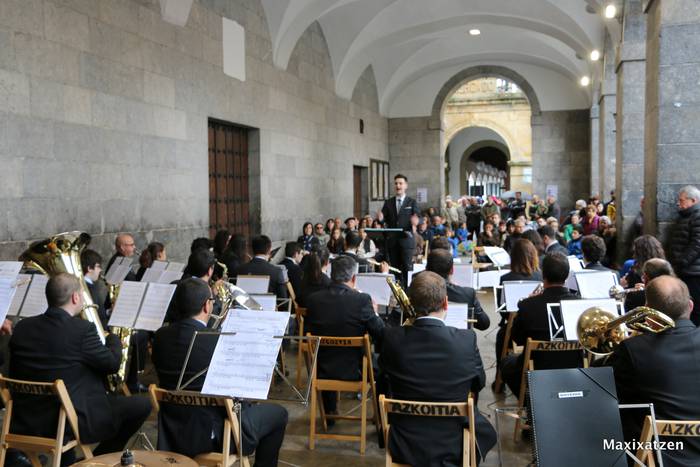 Musika Bandaren kalejira eta kontzertua