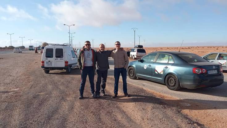 Sahararren kanpalekuetara materiala eramango duen karabana Afrikan da dagoeneko