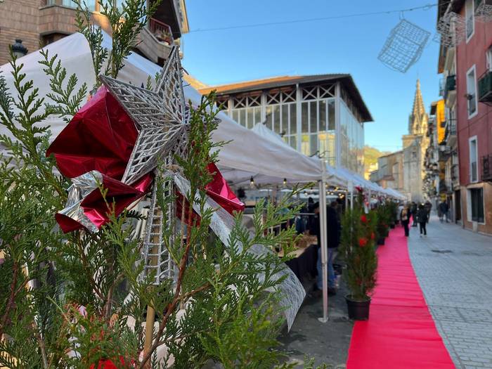 Herriko saltokien eta artisauen Gabonetako azoka egingo dute larunbatean plazan