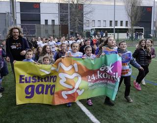 Haurrek hartu dute euskararen lekukoa San Juan futbol zelaian