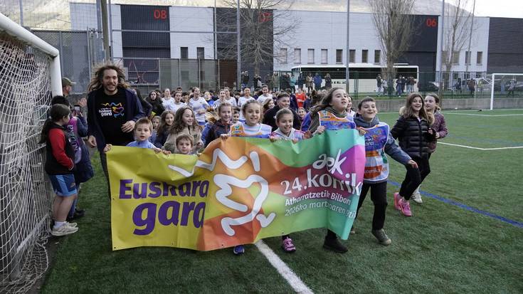Haurrek hartu dute euskararen lekukoa San Juan futbol zelaian