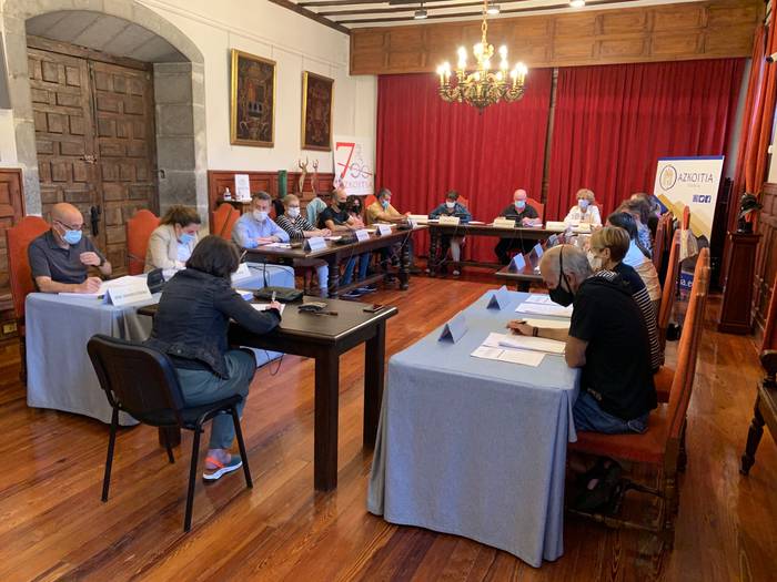 Gizarte larrialdietarako harrera etxebizitzaren ordenantza berritzea aho batez onartu du Azkoitiko udalbatzak