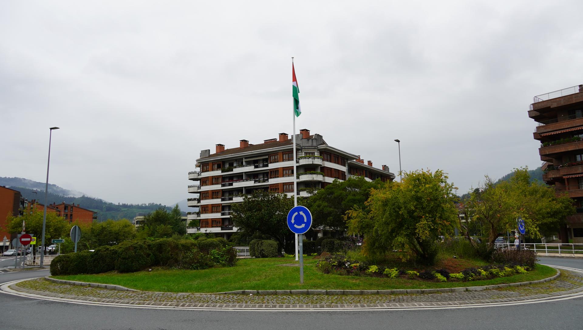 Palestinako bandera jarri dute Sanjuandegiko biribilgunean