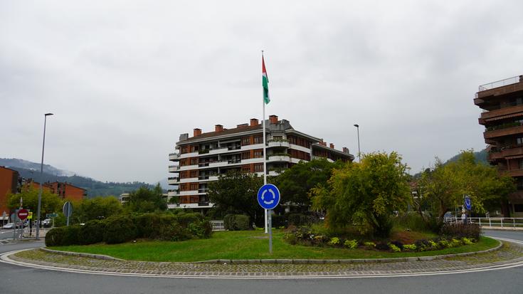 Palestinako bandera jarri dute Sanjuandegiko biribilgunean