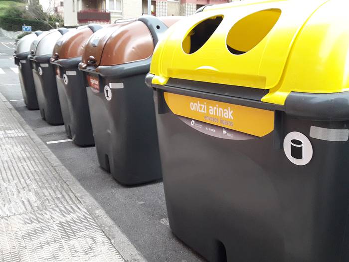 Errefusaren eta organikoaren edukiontziak irekita jartzea erabaki du UKUEk
