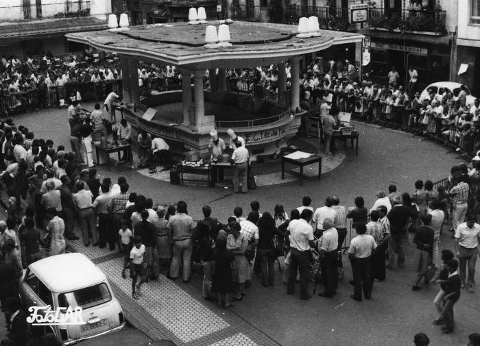 Marmitako lehiaketa hormigoizko kioskoaren bueltan