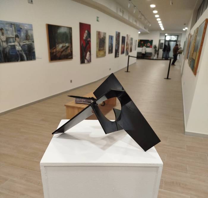 Iñaki Arrillagaren eskultura ikusgai jarri dute Donostiako kultur etxean