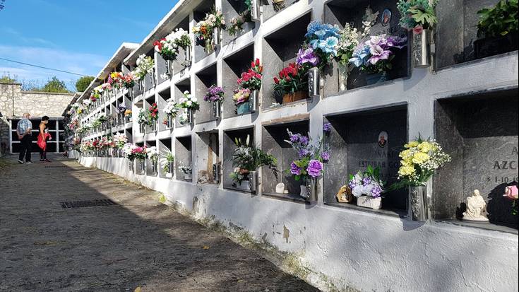Hilobiak dotore, baina ohikoa baino jende gutxiago hilerrian