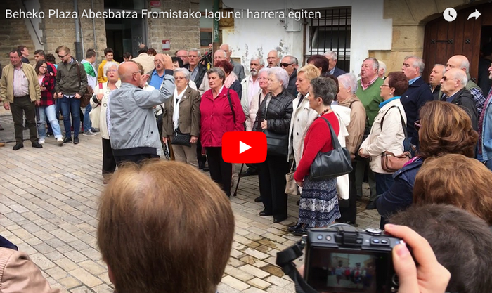 BIDEOA: Fromistako espedizioari harrera egin dio Beheko Plaza Abesbatzak