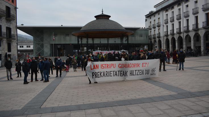 Hainbat herritar bildu dira plazan Mendiaraiz enpresako lan istripua salatzeko