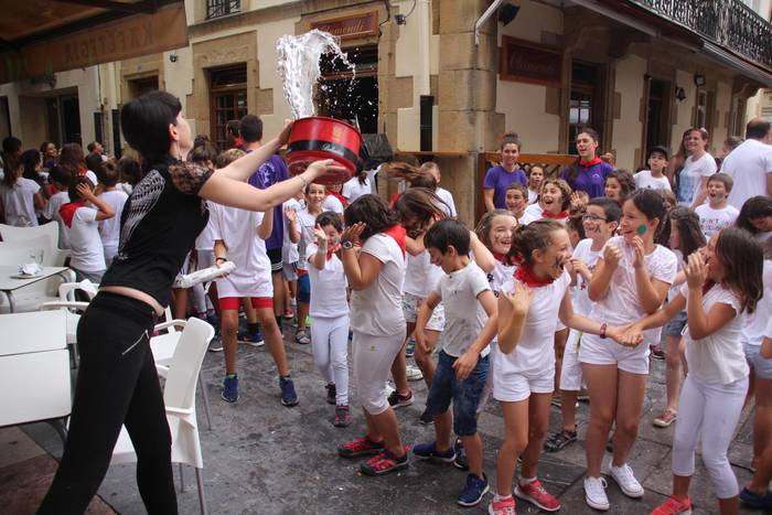San Fermin txikia ospatu dute Zarauzko haurrek