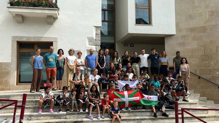 Harrera ekitaldia egin diete Saharatik etorritako haur errefuxiatuei