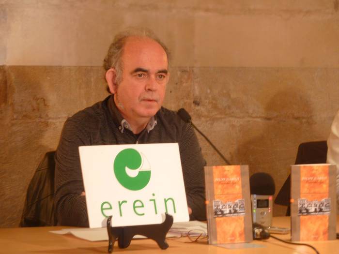 Felipe Juaristiren 'Piztutako etxeak' poesia liburuak Espainiako Kritika Saria jaso du