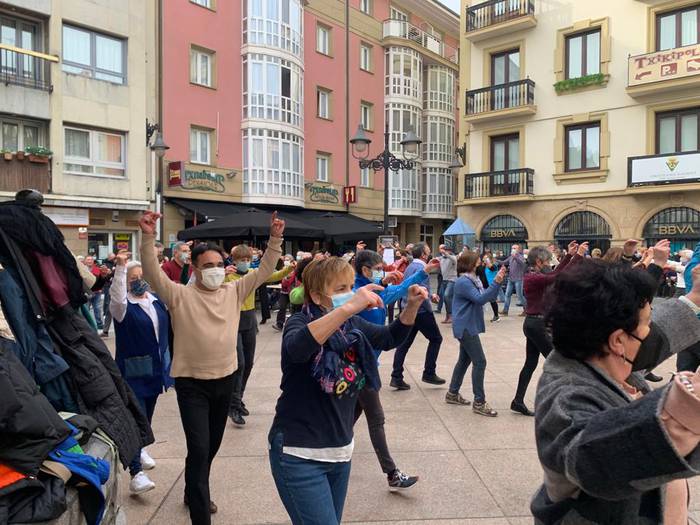 Bideoa: Plaza dantzek girotu dute Zarauzko Musika Plaza eguerdian