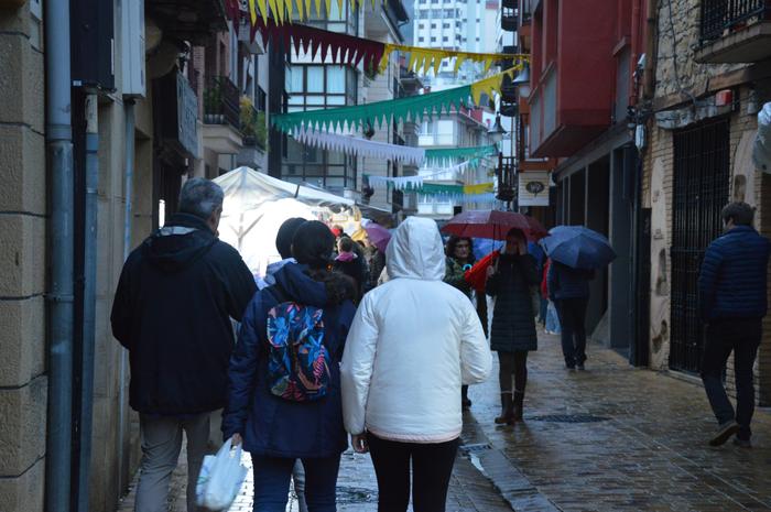 Bertan behera utzi dute Erdi Aroko Azoka, eguraldi txarragatik