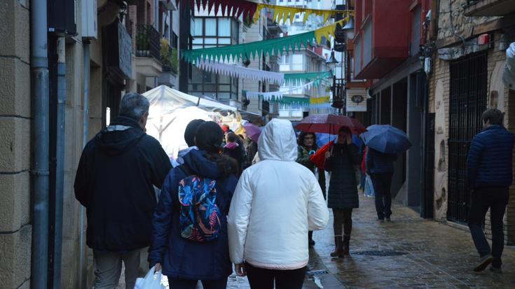 Bertan behera utzi dute Erdi Aroko Azoka, eguraldi txarragatik