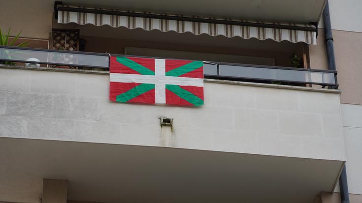Ikurrinak jarri dituzte balkoietan Aberri Egunean