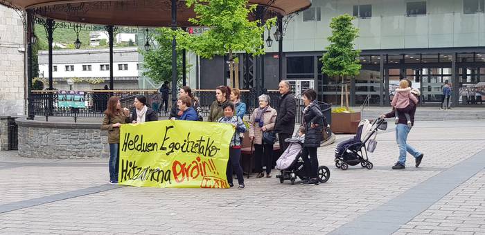 Adinekoen egoitzetako langileek elkarretaratzea egin dute Azpeitiko plazan