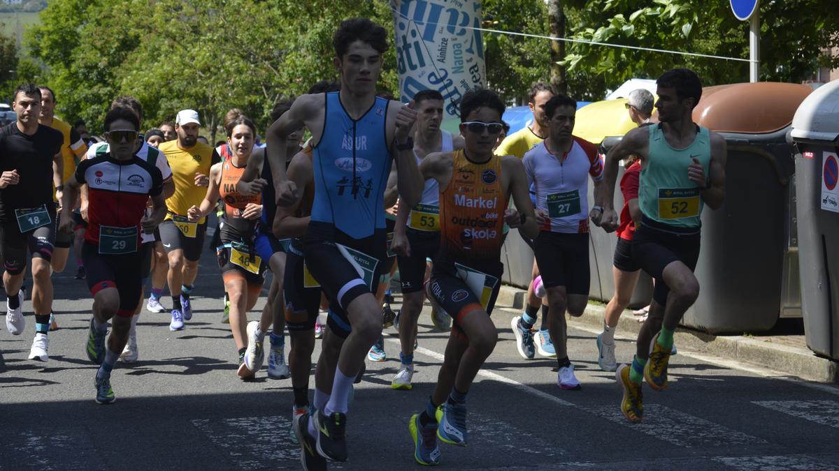 Mikel Arsuaga eta Aitor Landa bikoteak eta Naia Ortiz de Pinedok irabazi dute duatloi herrikoia