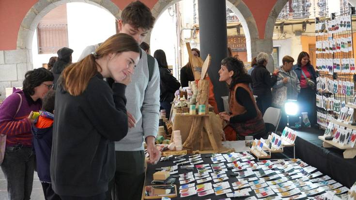 Artisau azokak girotu du eguerdia Zestoan