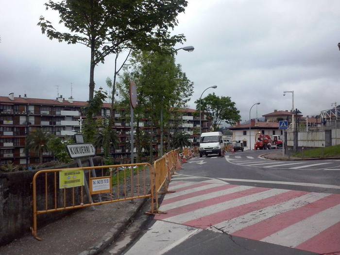 Azkoitiko San Martin auzoan espaloia berritzen ari da udala