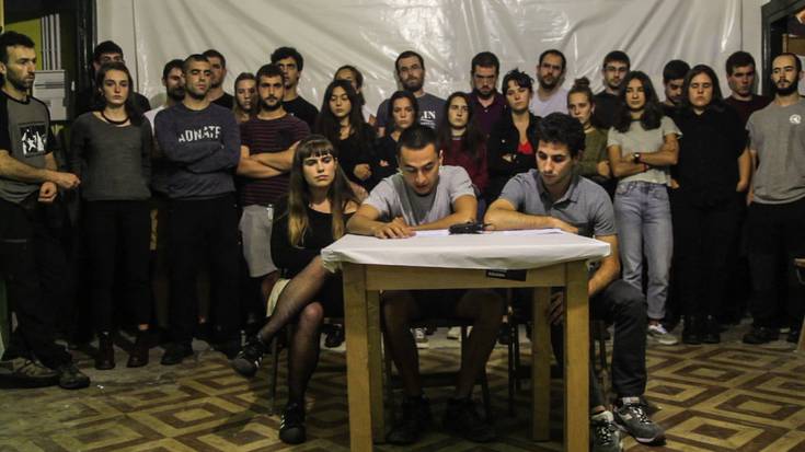 Poliziaren jazarpena salatu duten gazteen artean, zarauztar bat