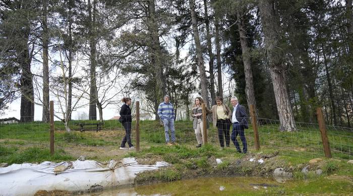 Degradatuta zegoen naturagunea inauguratu dute erakundeek Floreaga auzoan