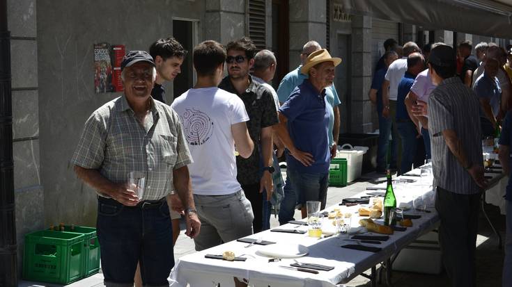 Eguerdiko beroari sagardo freskoa edanez aurre egin diote Urrestillan